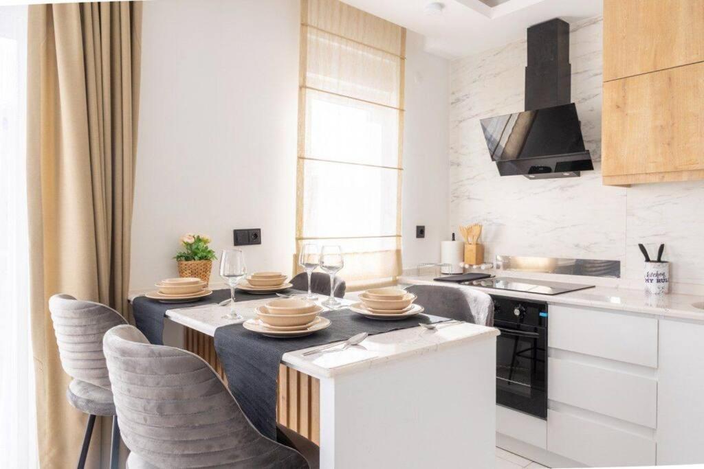 Cozy Insta-worth 2br W King Bed Jamaa Daire
